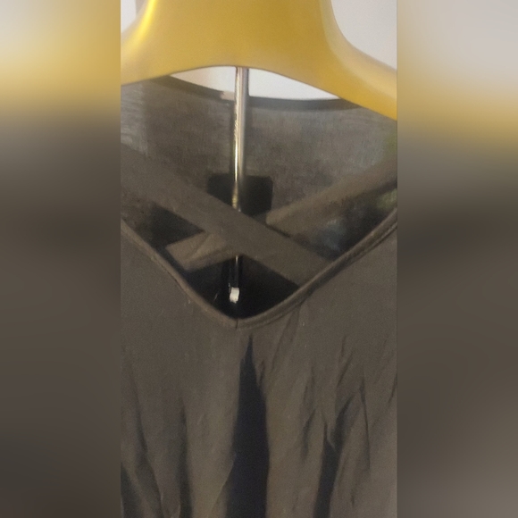 ! HoneyMe  Criss Criss Neckline Camo sleeved  top, medium - Picture 2 of 8